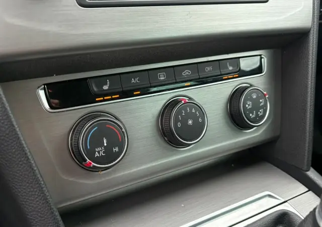 VOLKSWAGEN Passat Variant 1.6 TDI SCR BlueMotion Trendline