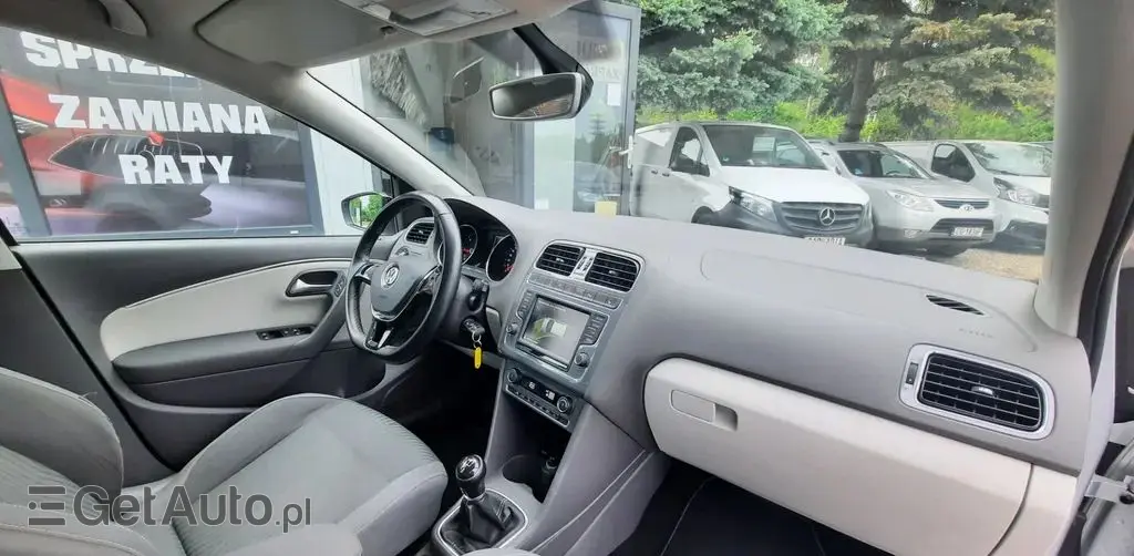 VOLKSWAGEN Polo 