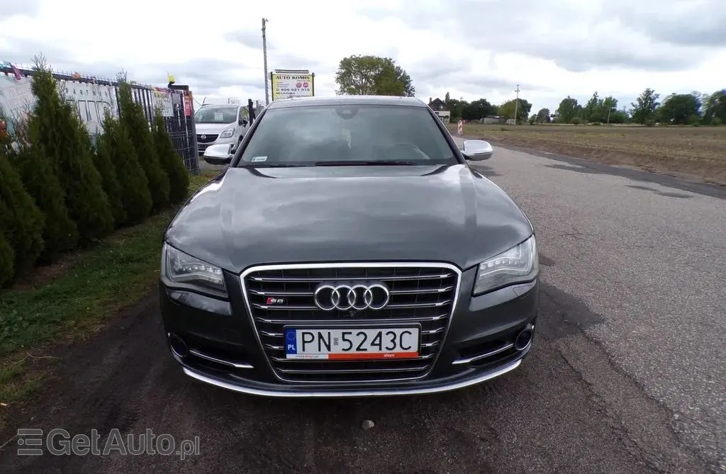 AUDI S8 
