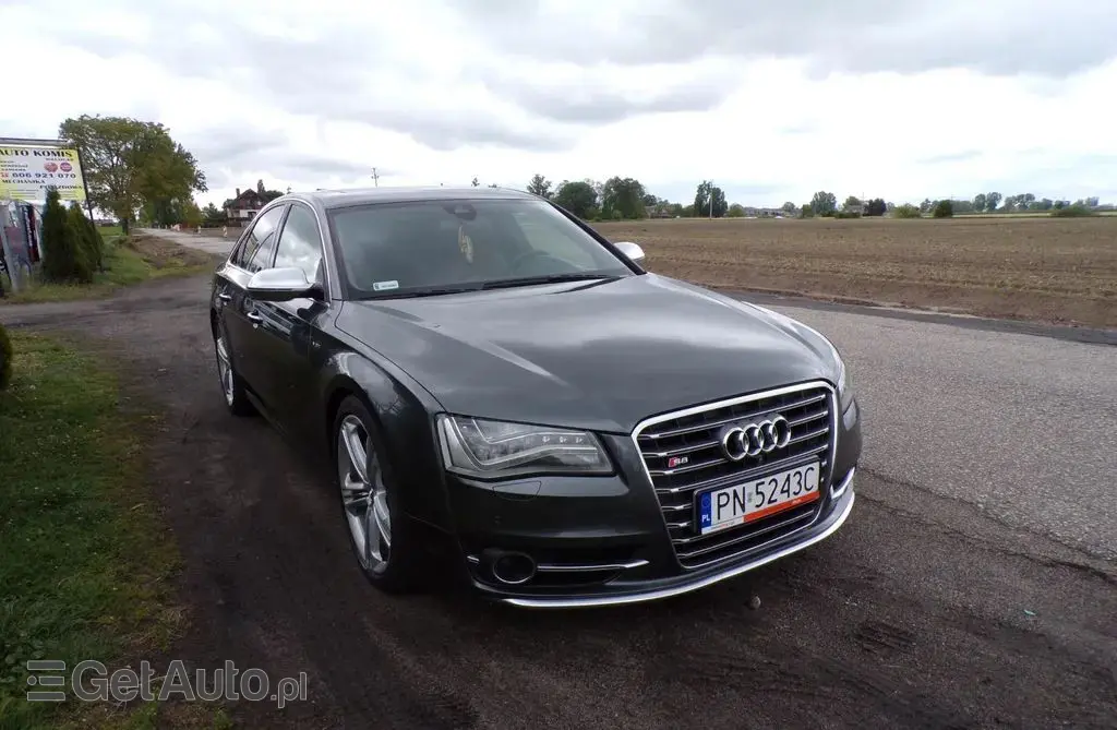 AUDI S8 