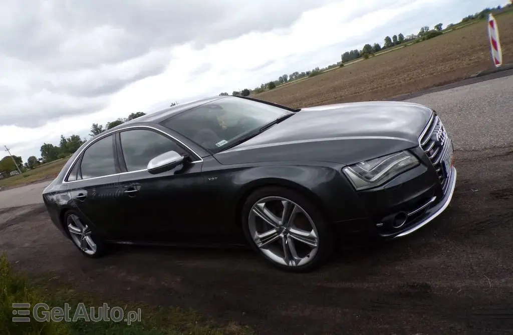AUDI S8 