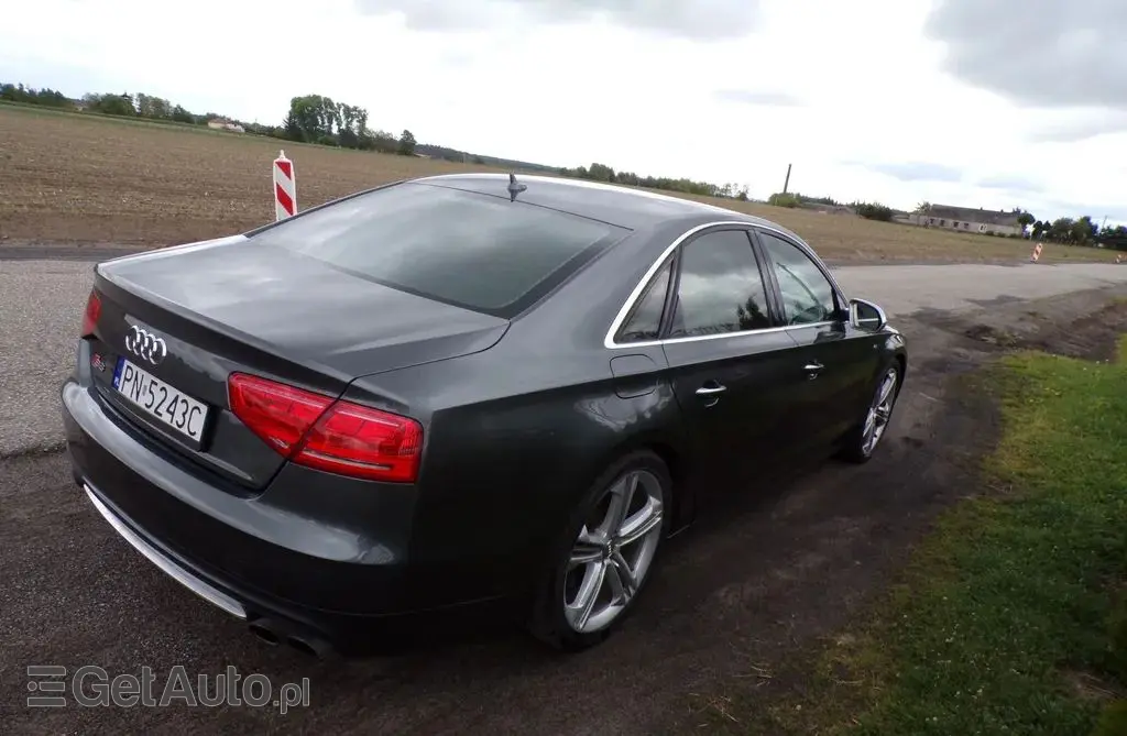AUDI S8 