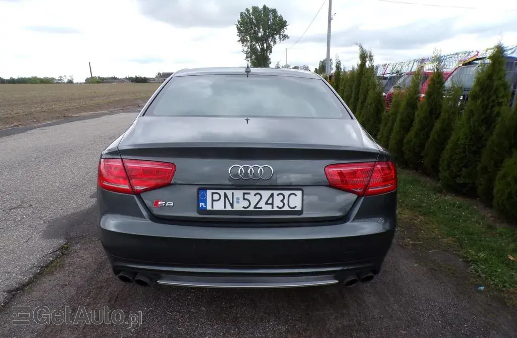 AUDI S8 