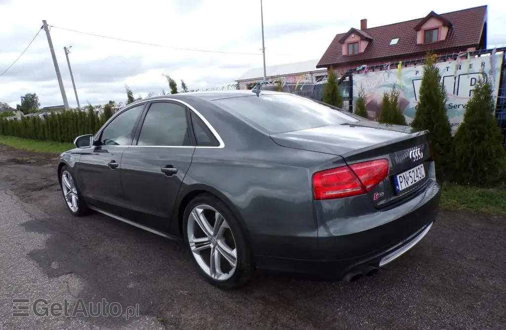 AUDI S8 