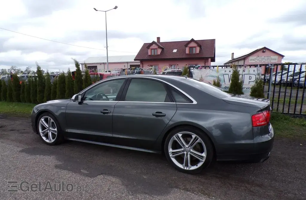 AUDI S8 