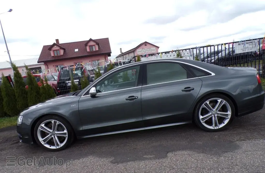 AUDI S8 