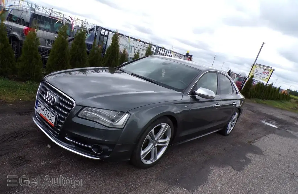 AUDI S8 