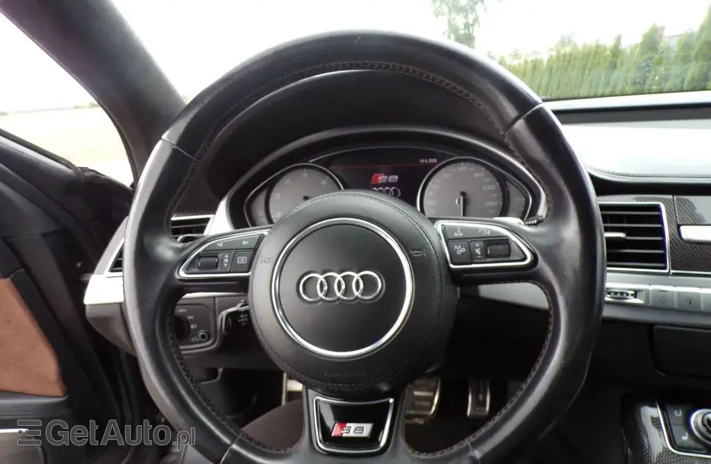 AUDI S8 