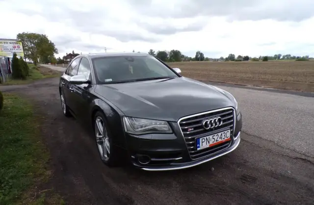 AUDI S8 