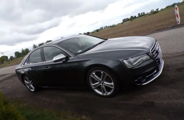 AUDI S8 