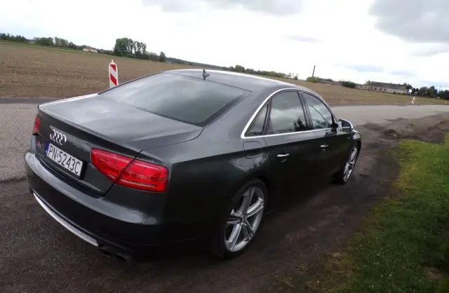 AUDI S8 