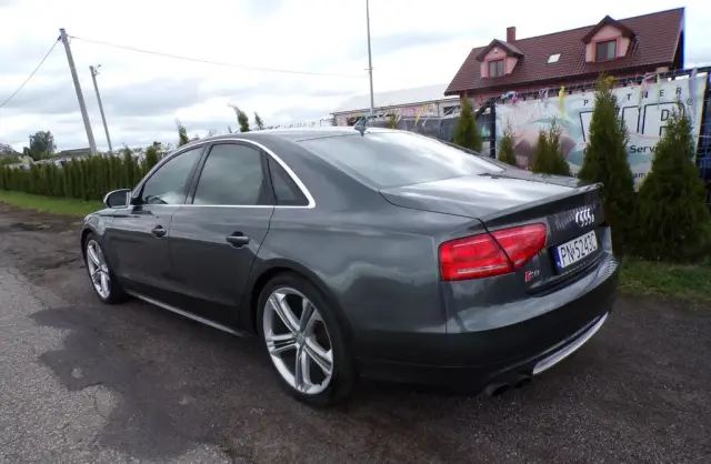 AUDI S8 