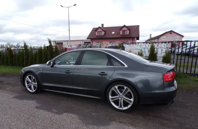 AUDI S8 