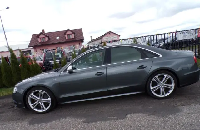 AUDI S8 