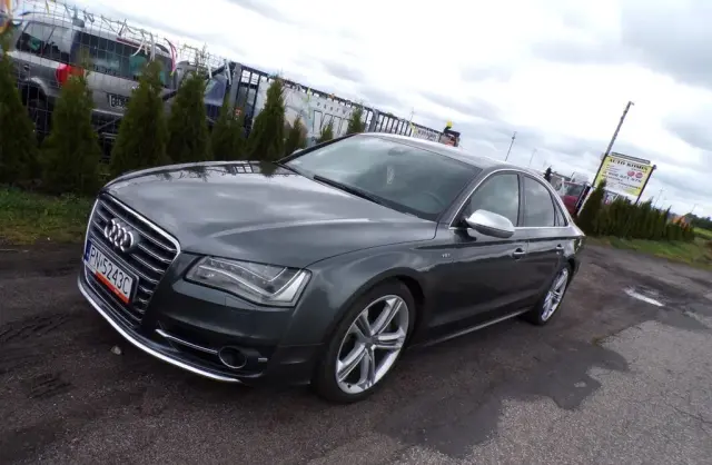 AUDI S8 