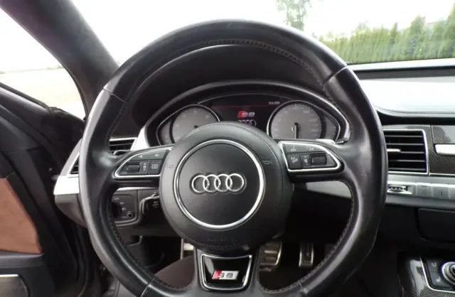AUDI S8 