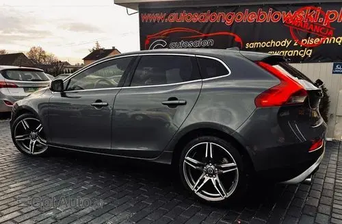 VOLVO V40 
