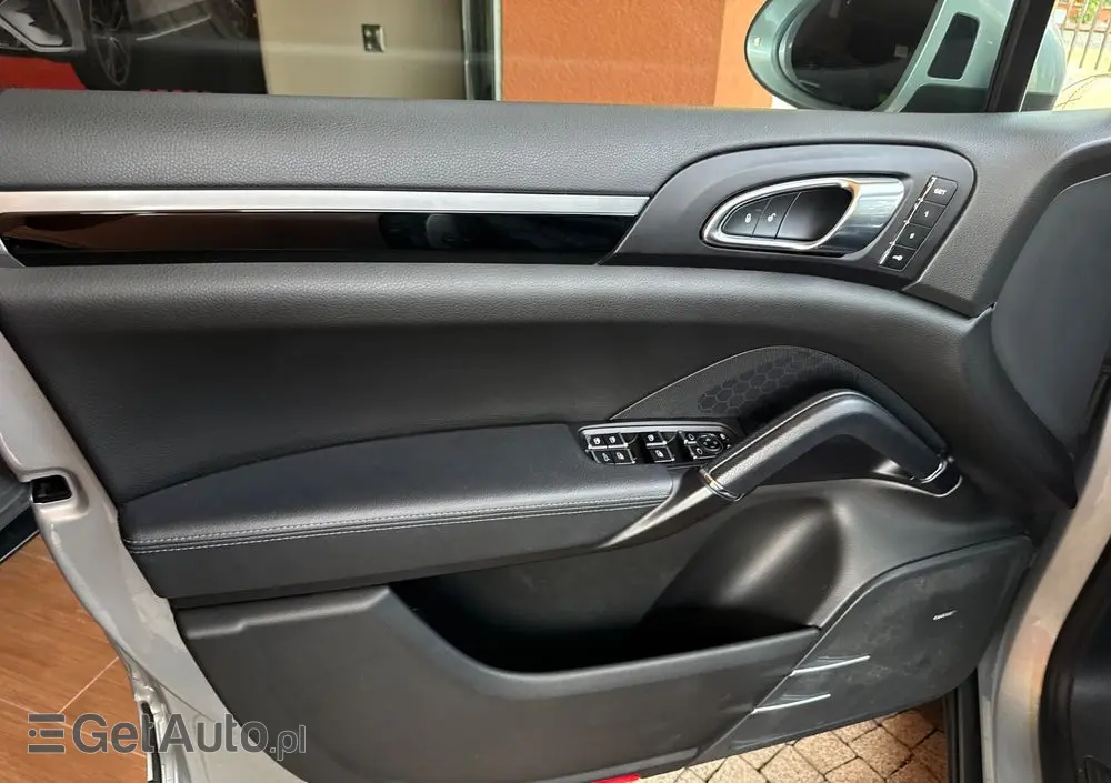 PORSCHE Cayenne Platinum Edition