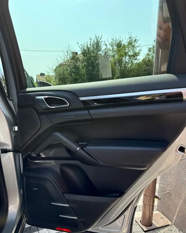 PORSCHE Cayenne Platinum Edition