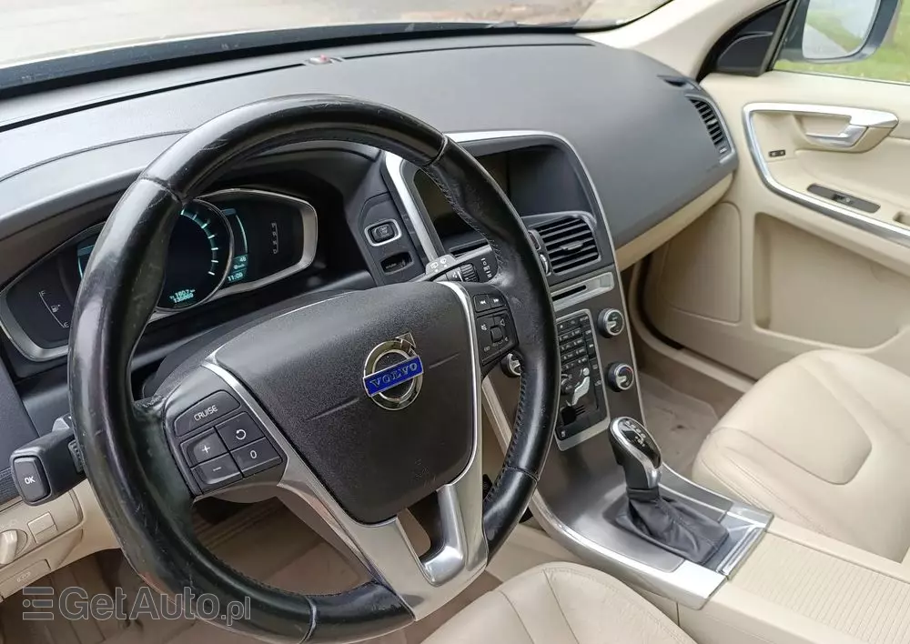 VOLVO XC 60 3.2 AWD Momentum