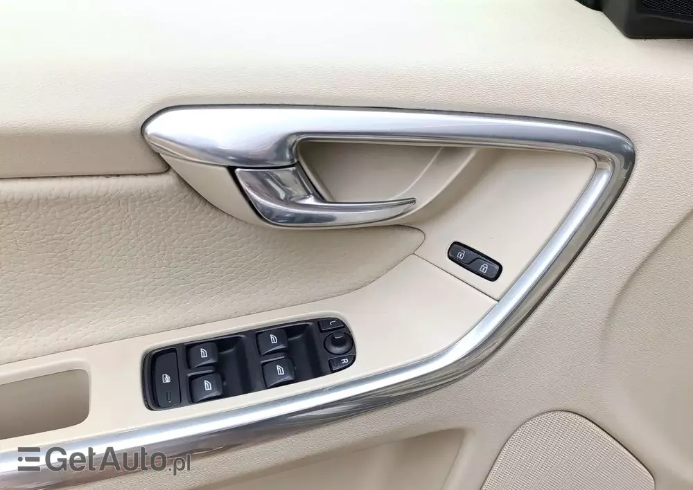 VOLVO XC 60 3.2 AWD Momentum