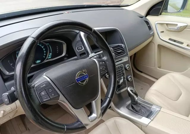 VOLVO XC 60 3.2 AWD Momentum