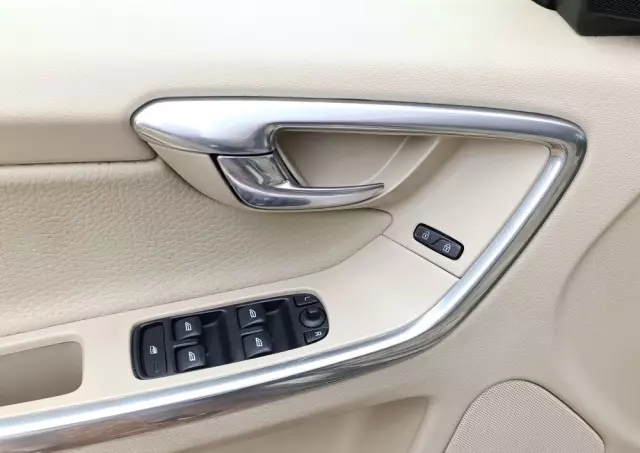 VOLVO XC 60 3.2 AWD Momentum