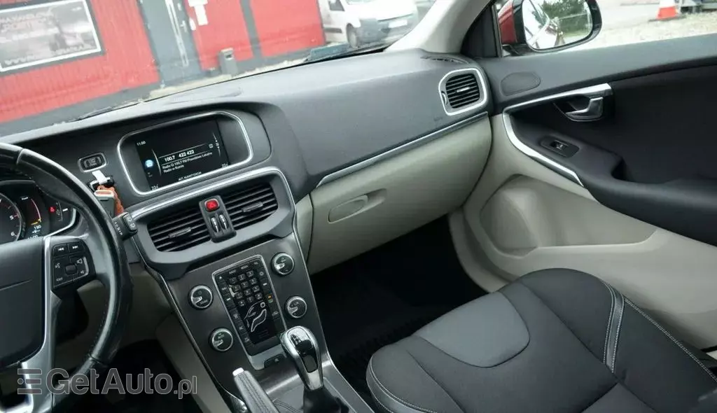 VOLVO V40 