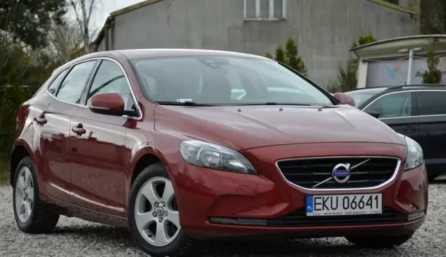 VOLVO V40 