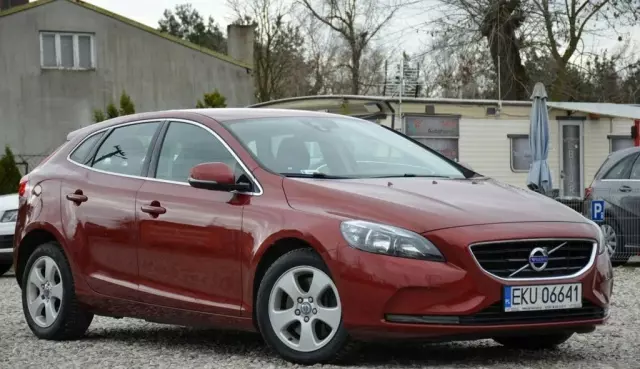 VOLVO V40 