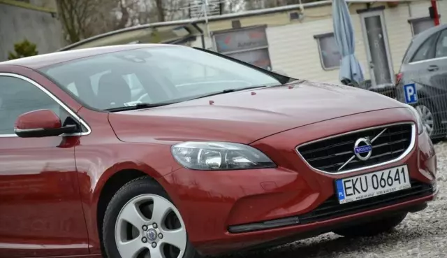 VOLVO V40 