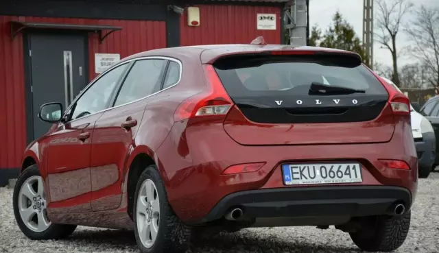 VOLVO V40 