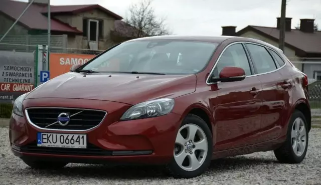 VOLVO V40 