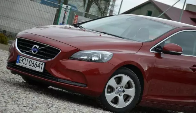 VOLVO V40 