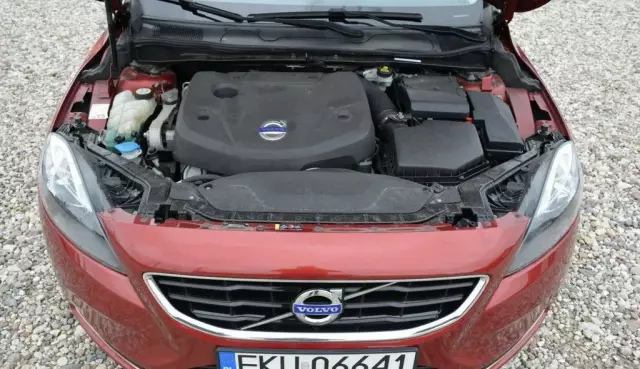 VOLVO V40 