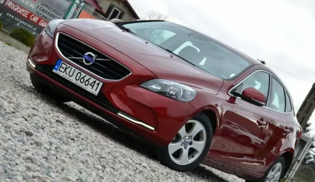 VOLVO V40 