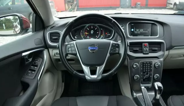 VOLVO V40 