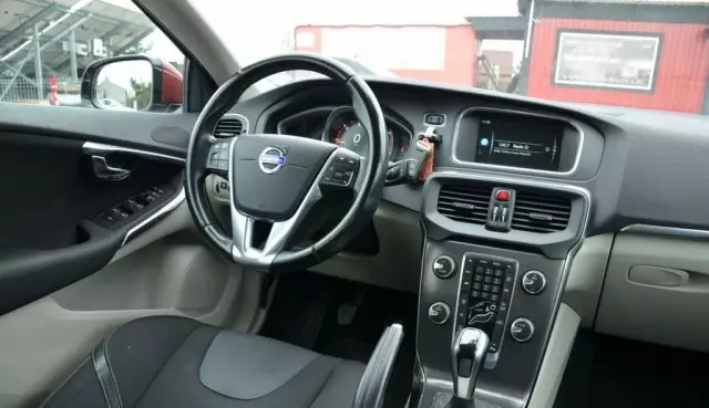 VOLVO V40 