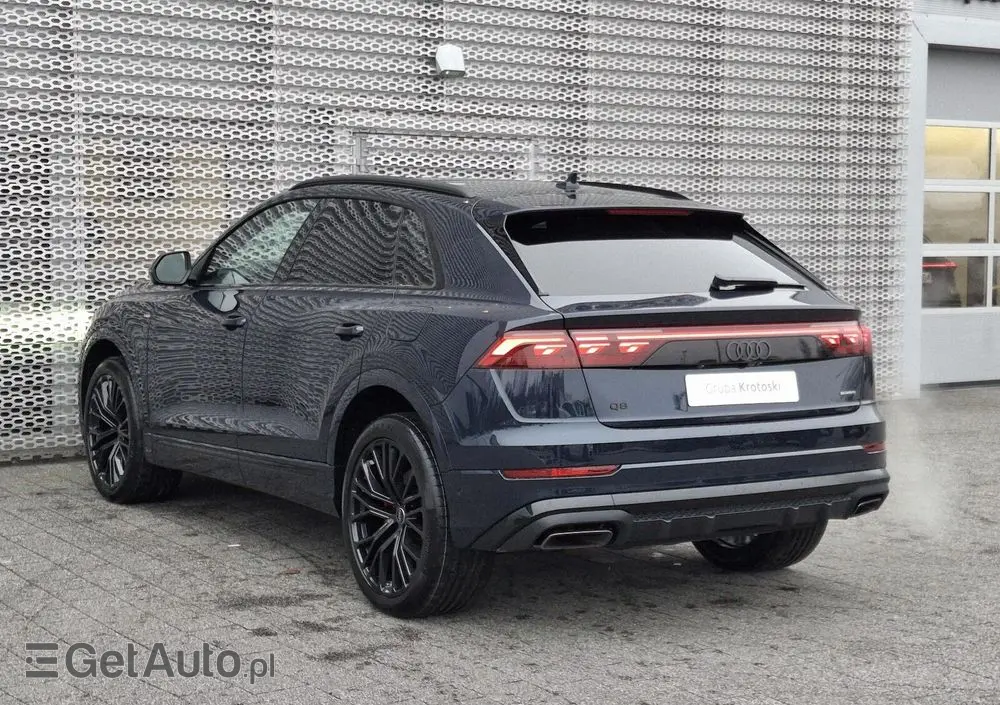 AUDI Q8 