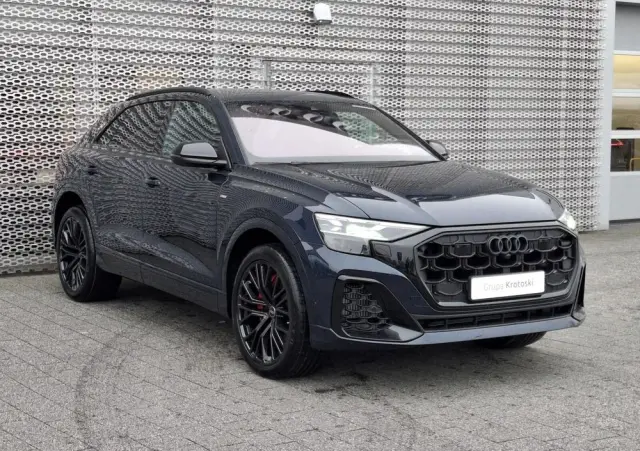 AUDI Q8 