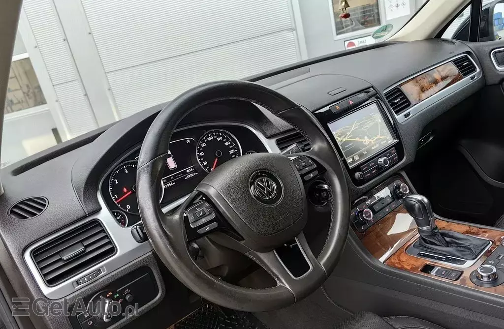 VOLKSWAGEN Touareg 