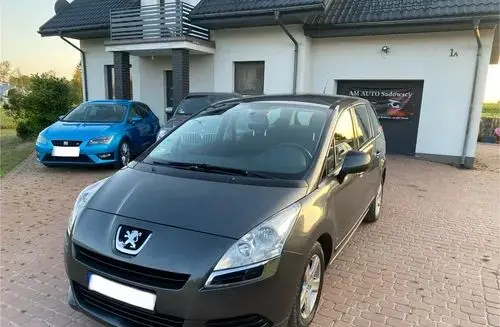 PEUGEOT 5008 