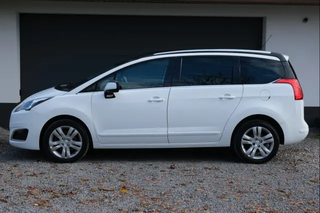 PEUGEOT 5008 Allure 150