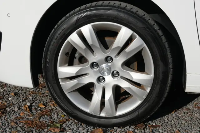 PEUGEOT 5008 Allure 150