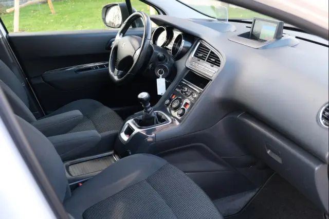 PEUGEOT 5008 Allure 150