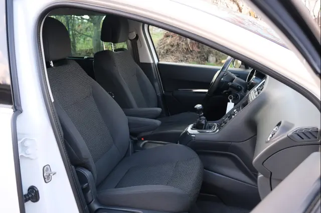 PEUGEOT 5008 Allure 150