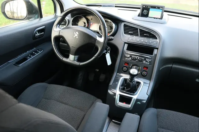 PEUGEOT 5008 Allure 150