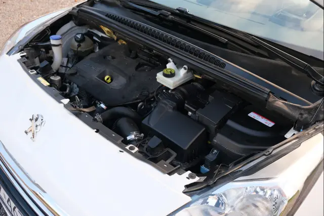 PEUGEOT 5008 Allure 150