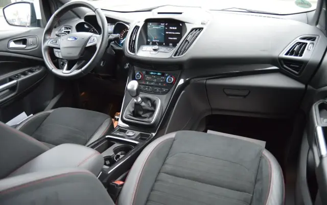 FORD Kuga 1.5 EcoBoost 2x4 ST-Line