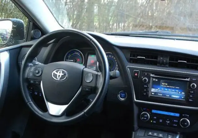 TOYOTA Auris 